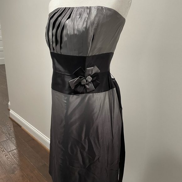 Elegant Strapless Dress - Picture 3 of 6